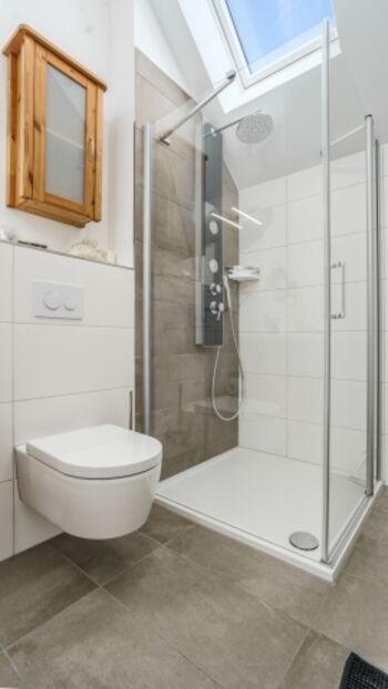  Bad mit Massageduche