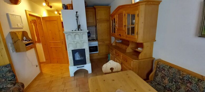 Wohnzimmer mit Blick in die Küchen-Niesche