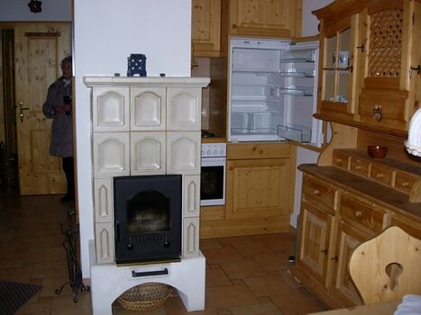 Kaminofen mit Küchen-Niesche im Hintergrund