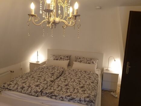 Schlafzimmer mit Doppelbett