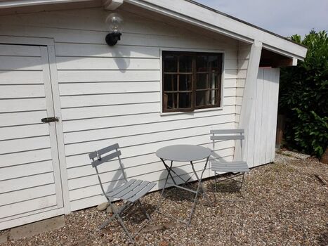 Fahrradschuppen mit Sitzgelegenheit