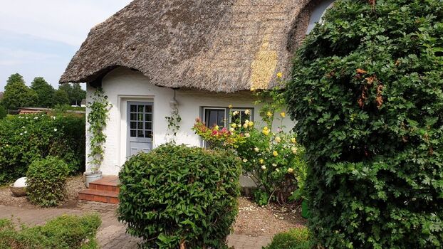 Teilansicht Ferienwohnung links Reetdachte-Kate Alte Poststation