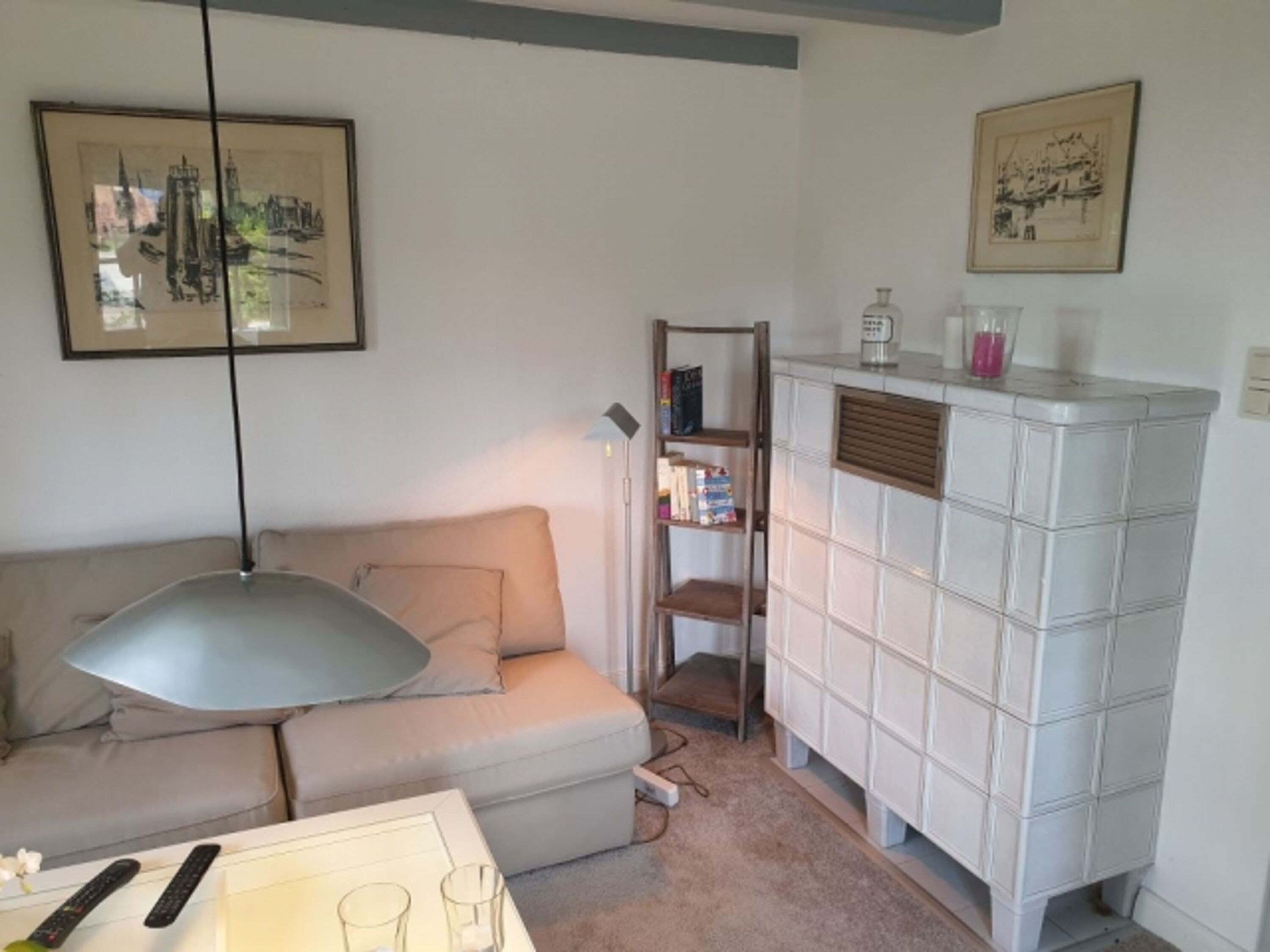 Wohnzimmer mit Kachelofen außer Betrieb, aber Heizkörperr