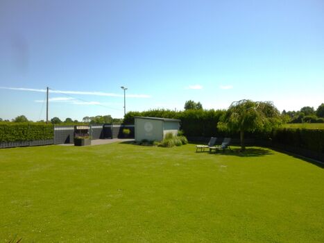 mit großer Liegewiese, Gartenhaus...