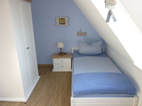 Schlafzimmer im OG mit zwei Einzelbetten (100 x 200 cm)...