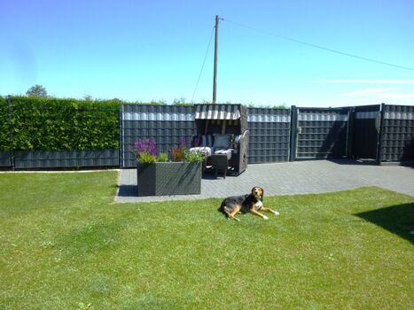 und einem bequemen, großen Strandkorb.