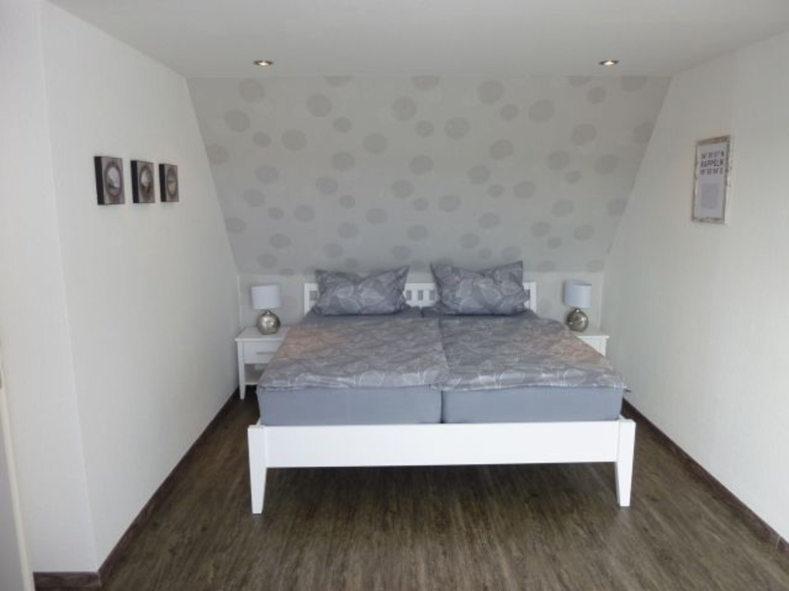 Schlafzimmer im OG mit Doppelbett (180 x 200 cm)...