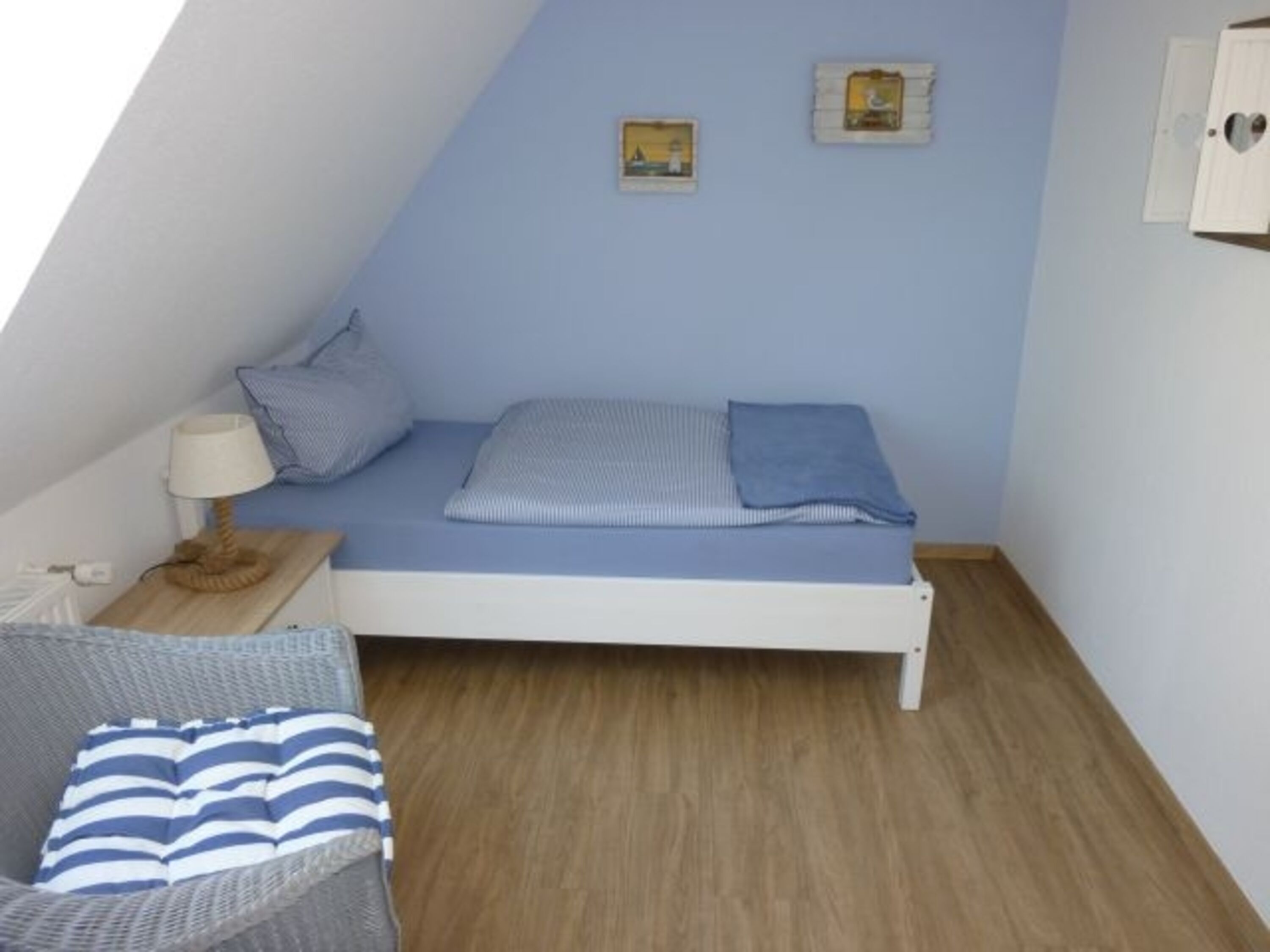 Schlafzimmer im OG mit zwei Einzelbetten (100 x 200 cm)...