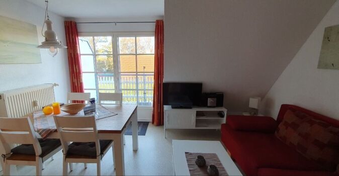 Gesamtansicht mit Ess-/Wohnbereich und Balkonzugang