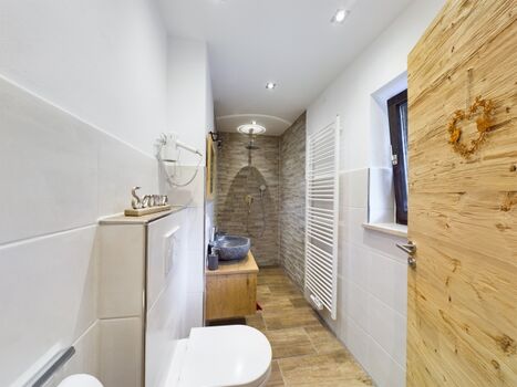 Kleines Bad mit Regendusche