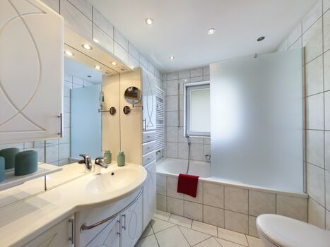 Gr. Bad mit Wanne und Dusche / WC