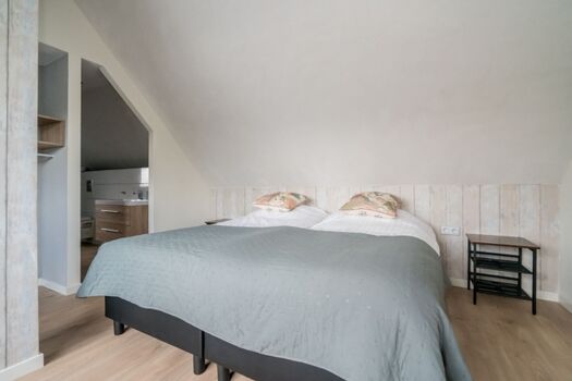 Schlafzimmer 2 mit 2 Boxspringbetten und Einzelbett