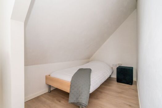 Schlafzimmer 2 mit 2 Boxspringbetten und Einzelbett