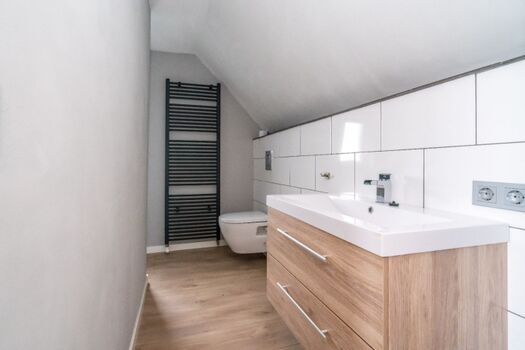 2. Badezimmer mit Regendusche, Waschbecken und Toilette