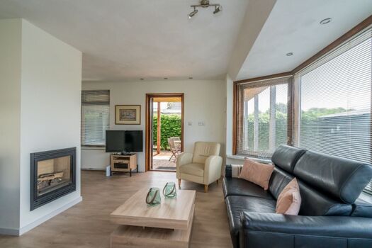 Das helle, geschmackvoll eingerichtete Wohnzimmer