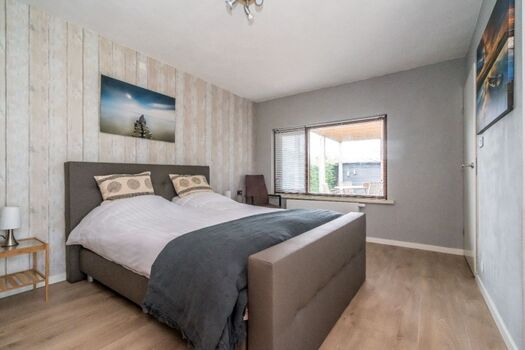 Schlafzimmer 1 mit Doppel Boxspringbett und Kleiderschrank