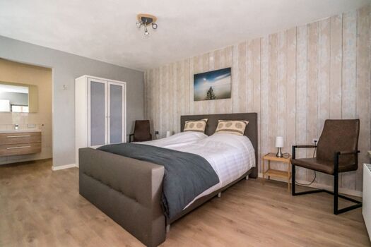 Schlafzimmer 1 mit Doppel Boxspringbett und Kleiderschrank