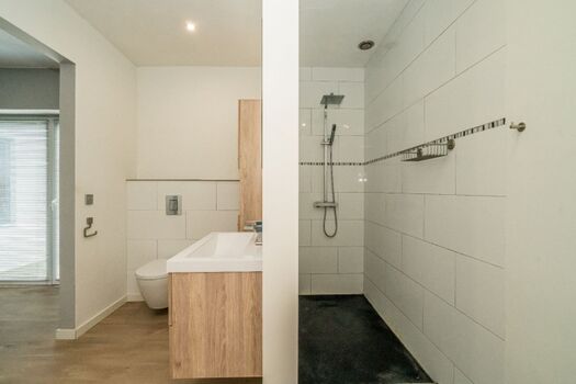 Das angrenzende, moderne Badezimmer