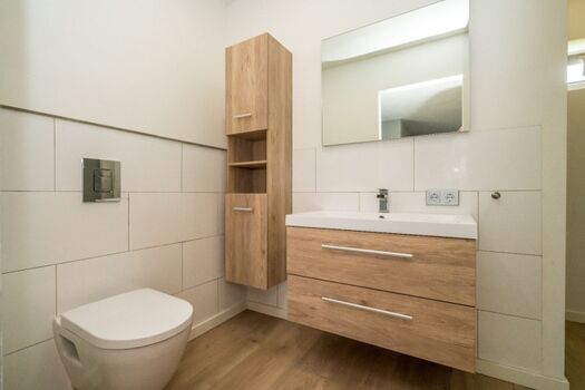 Das angrenzende, moderne Badezimmer
