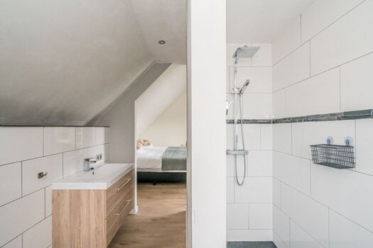 2. Badezimmer mit Regendusche, Waschbecken und Toilette