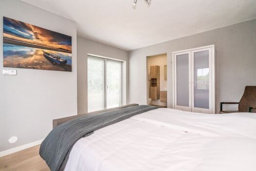 Schlafzimmer 1 mit Doppel Boxspringbett und Kleiderschrank