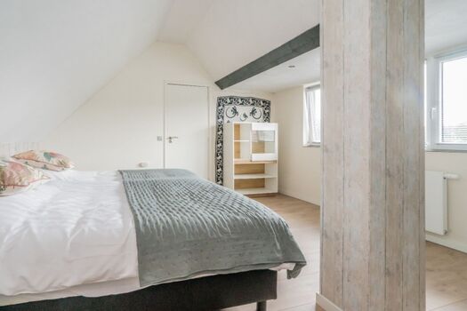 Schlafzimmer 2 mit 2 Boxspringbetten und Einzelbett