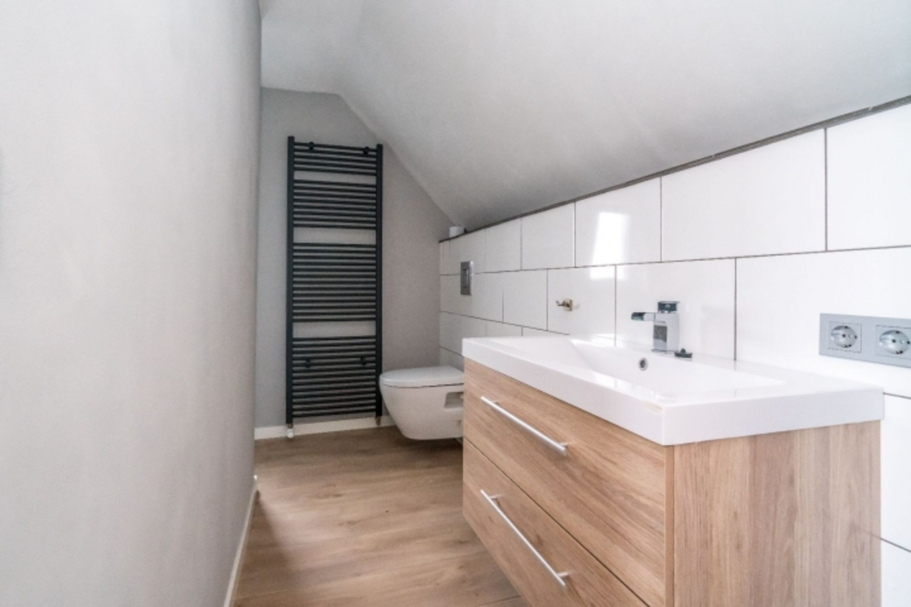 2. Badezimmer mit Regendusche, Waschbecken und Toilette