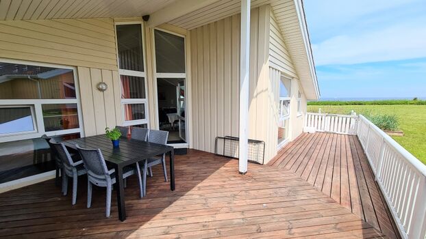 Eingezäunte Terrasse mit Meerblick