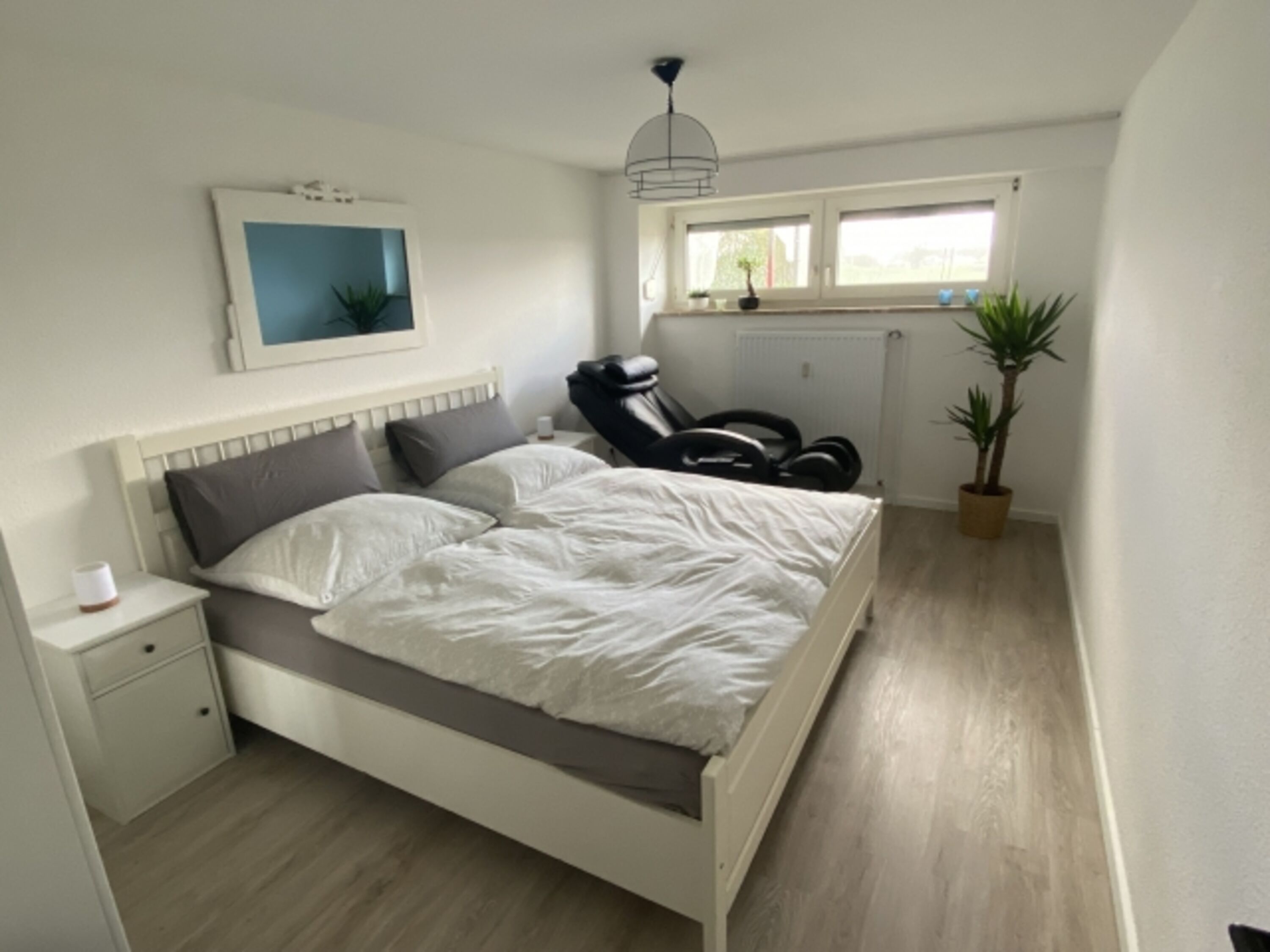 Schlafzimmer mit Massagesessel