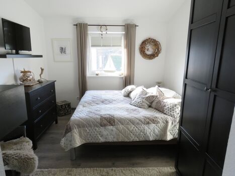 Schlafzimmer mit Doppelbett