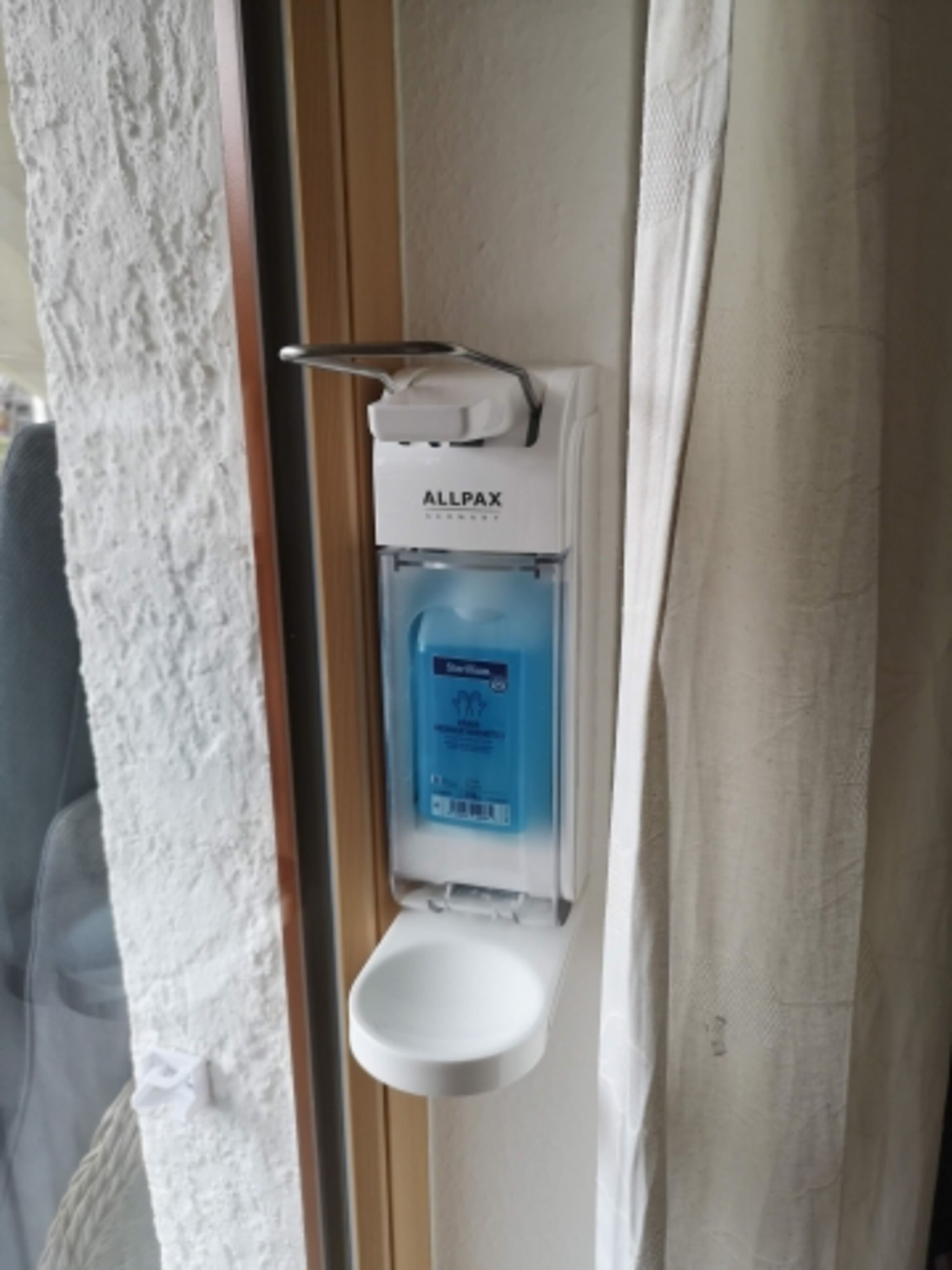 Desinfektionsspender am Eingang