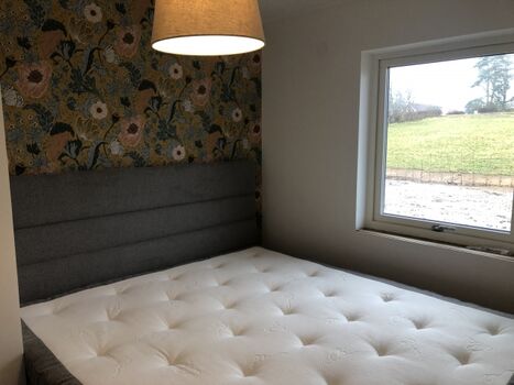 Schlafzimmer mit Doppelbett