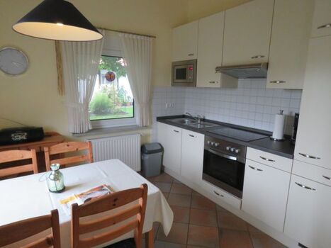 Beispiel Küche mit Essplatz Kogge