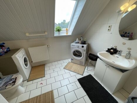 Badezimmer mit Waschmaschine und Trockner