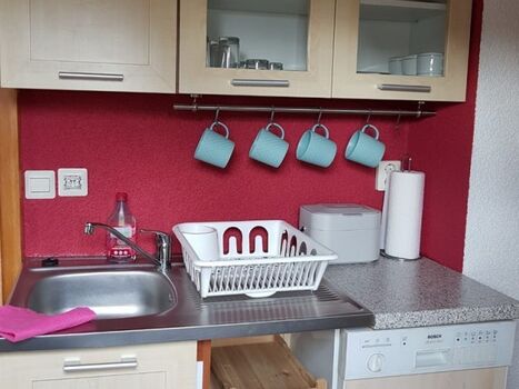 komplett eingerichtete Einbauküche mit Spülmaschine