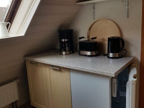 Küche mit Kaffeemaschine, Toaster, Wasserkocher