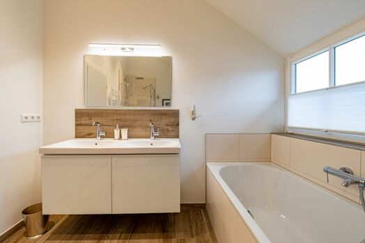 Bad im OG mit Dusche und Wanne