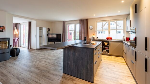 großer Wohnbereich mit integrierter Küche