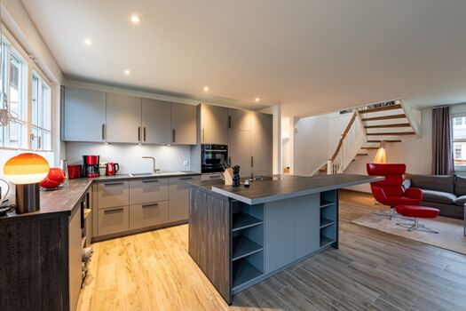 Blick zum Küchenbereich mit Aufgang OG