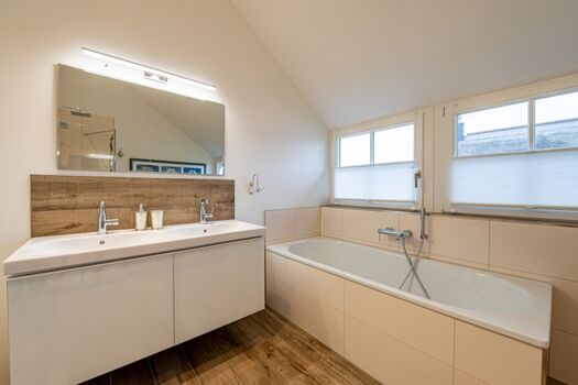 Bad im OG mit Dusche und Wanne