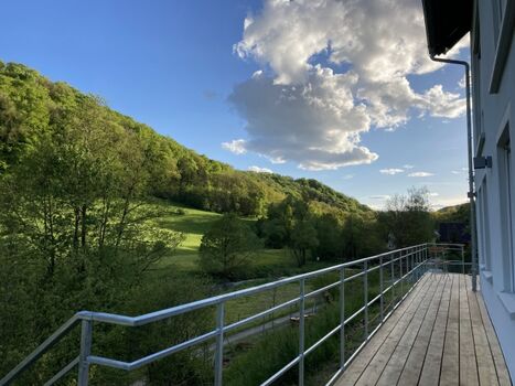 Umlaufende Terrasse mit Blick ins Tal