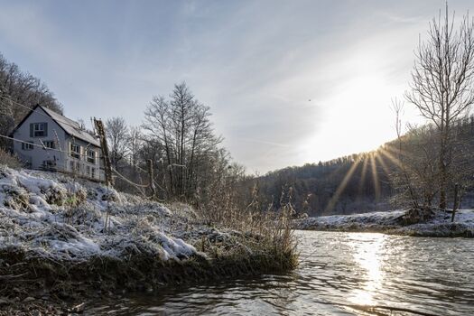 Ferienhaus oberhalb eines Flusses