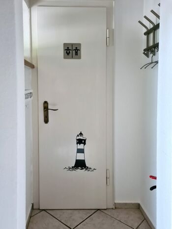 Garderobe und Tür zum Gäste-WC