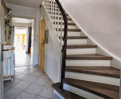 Flur EG mit Treppe zum OG