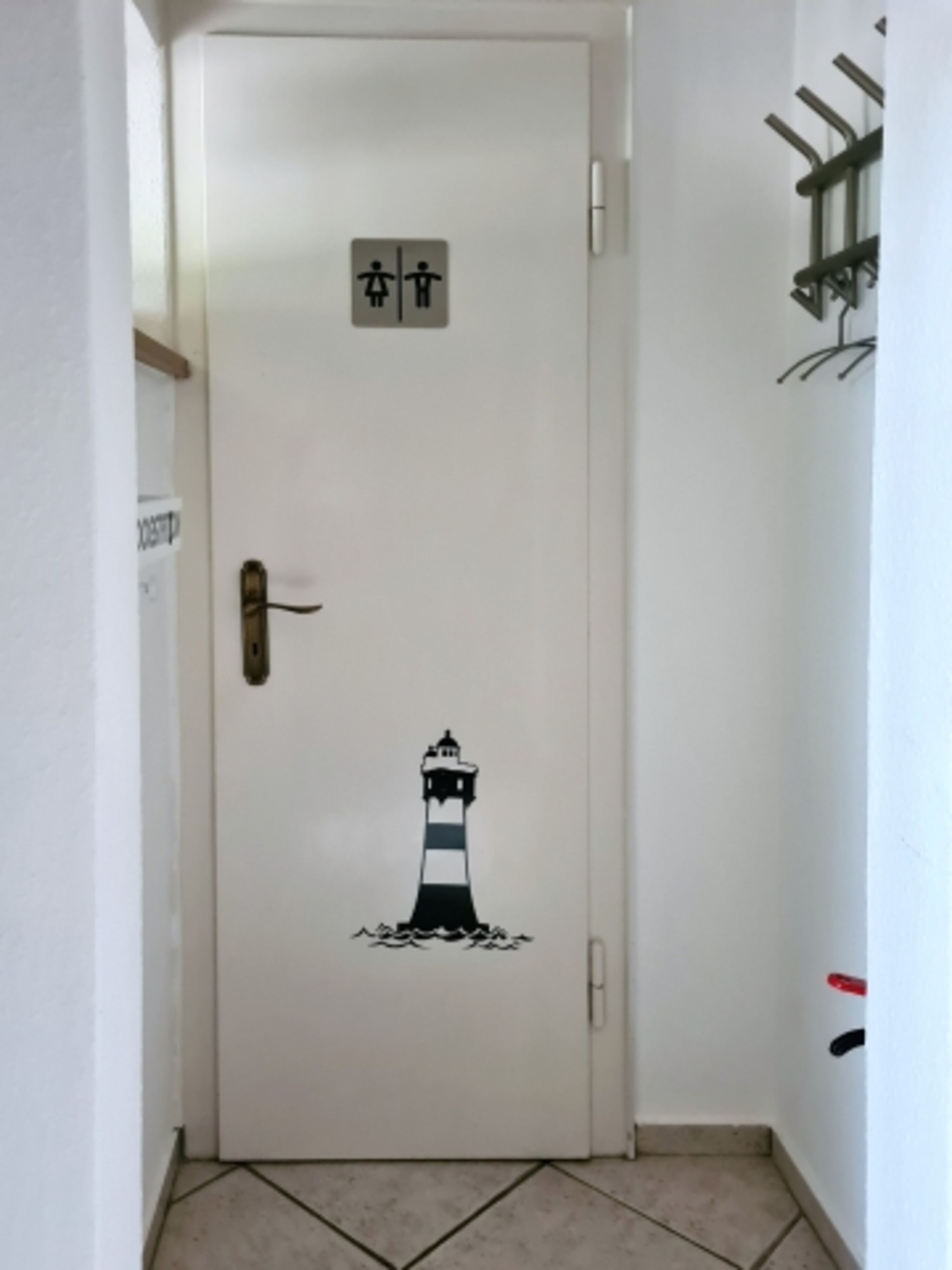 Garderobe und Tür zum Gäste-WC