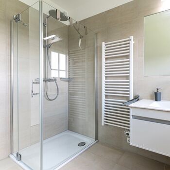 Badezimmer OG mit Wanne und Dusche