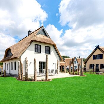 Hausansicht mit großer Terrasse