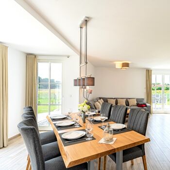 Essbereich mit Terrassenzugängen