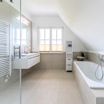 Badezimmer OG mit Wanne und Dusche