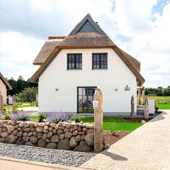 Ansicht Straßenseite mit Zufahrt